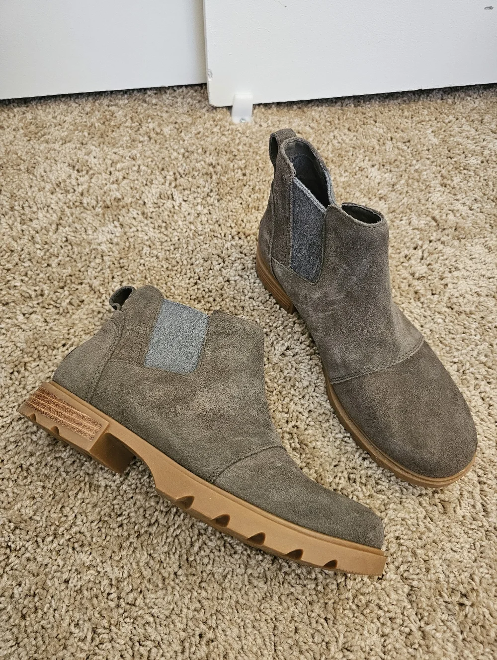 [LIKE NEW] SOREL Emelie III Chelsea Ankle Boots in Tan Waterproof Suede